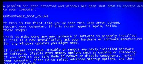 电脑蓝屏无字无法关机，该如何处理？（解决电脑蓝屏无字无法关机的方法和技巧）